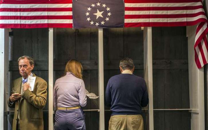 Varios ciudadanos emiten su voto en New Hampshire, el primer lugar en abrir sus colegios electorales. (Rogerio BARBOSA/AFP PHOTO)