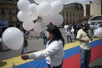 Una mujer participa en Bogotá en un acto en favor del diálogo entre el Gobierno colombiano y las FARC. (Eitan ABRAMOVICH/AFP PHOTO)