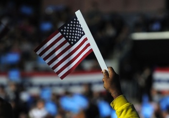 Una persona sostiene una bandera estadounidense en un mitin de Obama. (Jewel SAMAD/AFP PHOTO)