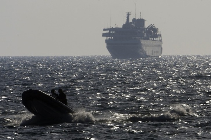 ‘Mavi Marmara’ barkua 2010eko maiatzean hartutako irudi batean, esrasoa jasan ostean. (Menahem KAHANA/AFP PHOTO)