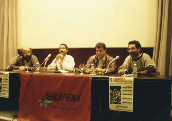 Mesa redonda de Askapena a mediados de los 90. A la izquierda, Joanjo Peciña. (Juanjo Peciña)