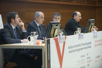 Iñaki Arriola, durante la inauguración de las jornadas sobre el TAV. (Jon URBE/ARGAZKI PRESS)