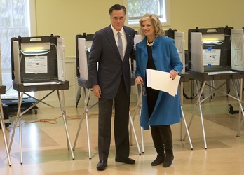 Varios ciudadanos emiten su voto en New Hampshire, el primer lugar en abrir sus colegios electorales. (Rogerio BARBOSA)