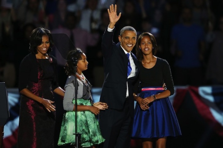 El presidente de EEUU, Barack Obama, ha comparecido con su familia tras conocer su reelección. (Scott OLSON/AFP PHOTO)