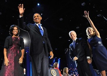 El presidente de EEUU, Barack Obama, junto al vicepresidente, Joe Biden, ambos acompañados por sus mujeres. (Jewel SAMAD/AFP PHOTO)