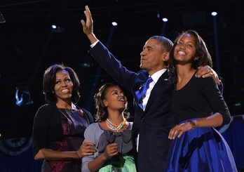 El presidente de EEUU, Barack Obama, celebra su victoria acompañado por su familia. (Jewel SAMAD/AFP PHOTO)