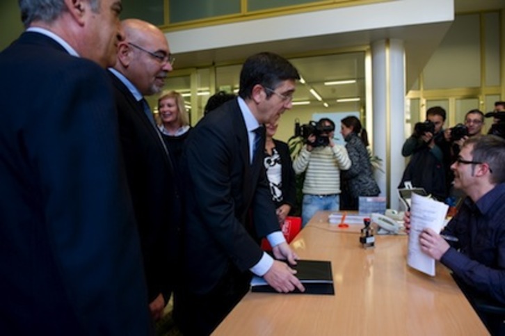 López, Pastor y Arriola se han acreditado esta mañana en el Parlamento de Gasteiz. (Raul BOGAJO/ARGAZKI PRESS)