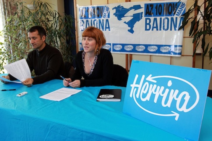 Gaby Mouesca eta Emilie Martinek eman dute larunbateko manifestazioaren harira Baionan egin den prentsaurreko. (Bob EDME/ARGAZKI PRESS)