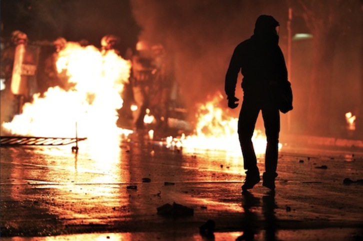 Imagen de una calle de Atenas tras los disturbios entre manifestantes y Policía. (Aris MESSINIS/AFP)