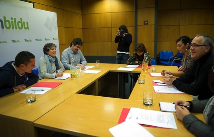 Las delegaciones de EH Bildu y Ezker Batua, durante la reunión. (Marisol RAMIREZ/ARGAZKI PRESS)