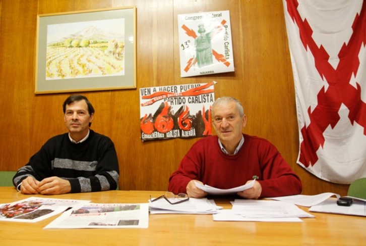 Jesus Mari Aragon, Alderdi Karlistako idazkari orokorra, eta Feliciano Velez, Harremanetarako idazkaria. (Gotzon ARANBURU)