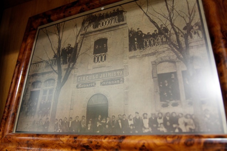 Miembros del Círculo Carlista de Etxarri Aranatz en 1912. (Gotzon ARANBURU)