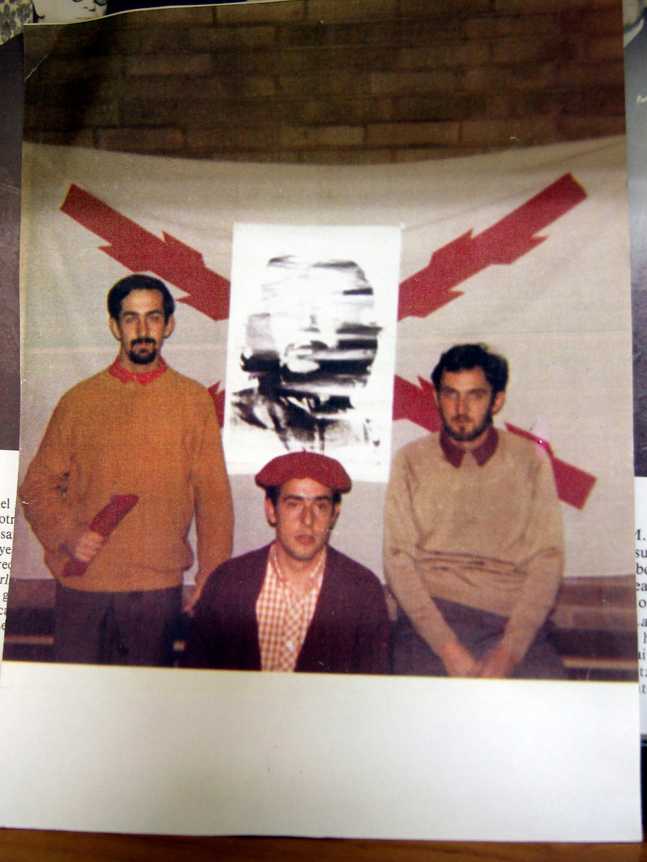 Militantes carlistas postfranquistas con retrato del Che. (Gotzon ARANBURU)