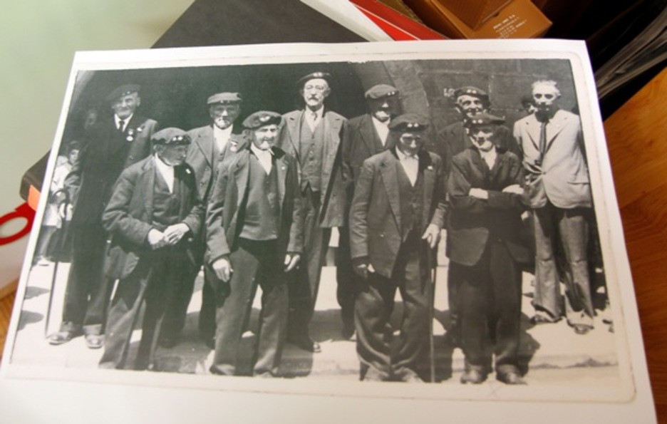 Veteranos voluntarios carlistas con sus condecoraciones. (Gotzon ARANBURU)