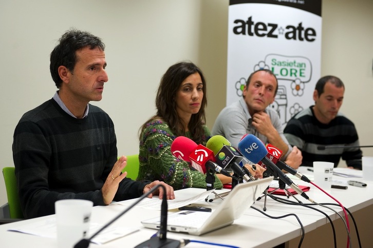 Ezkerritik eskuniera, Iñaki Erauskin Sasietako zerbitzu arduraduna, Bakartxo Mendez Legorretako alkatea, Joxean Etxabe Zaldibiako alkatea eta Axier Garro Itsasondoko alkatea. (ARGZKI PRESS)