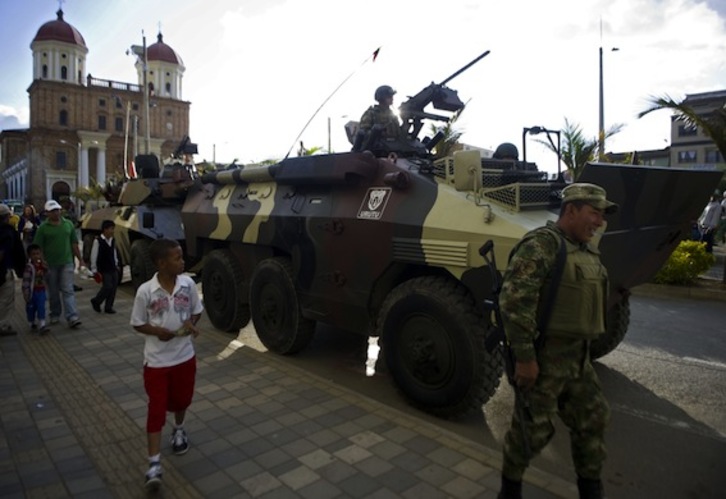 Soldados colombianos desplegados en la localidad de Santa Rosa de Osos, donde se ha registrado la matanza. (Raul ARBOLEDA/ARGAZKI PRESS)