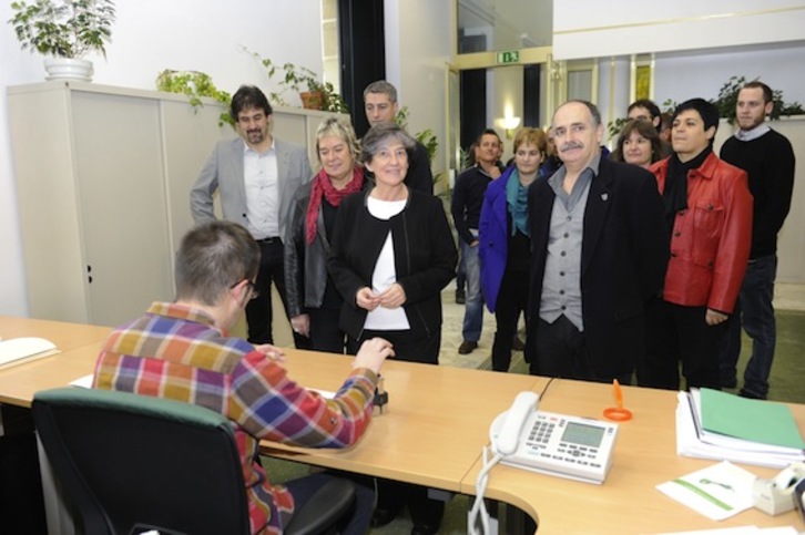 Los parlamentarios de EH Bildu recogen sus credenciales en la Cámara de Gasteiz. (ARGAZKI PRESS)