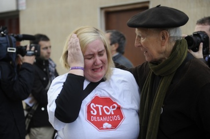 La coordinadora de Stop Desahucios Bizkaia, Marta Uriarte, es consolada por Periko Solabarria. (Luis JAUREGIALTZO/ARGAZKI PRESS)