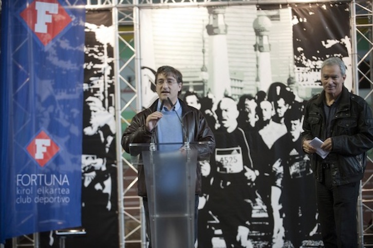 Presentación oficial de la Behobia-Donostia. En la imagen, el presidente del Fortuna, Enrique Cifuentes y el concejal de Deportes del Ayuntamiento de Donostia, Josu Ruiz. (Juan Carlos RUIZ/ARGAZKI PRESS)