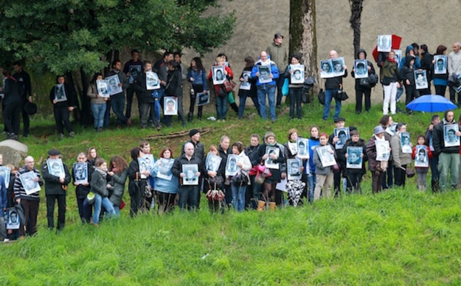 Preso eta iheslarien argazkiak presente izan dira martxa osoan zehar. (Bob EDME/ARGAZKI PRESS)