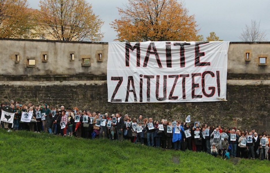 Presoen aldeko pankartak ikusi ahal izan dira Baionako manifestazioaren ibilbidean zehar. (Bob EDME/ARGAZKI PRESS)