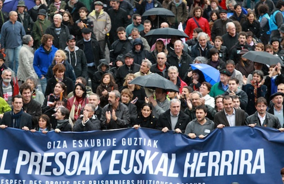 Preso eta iheslarien aldeko manifestazioa ireki duen pankarta. (Bob EDME/ARGAZKI PRESS)