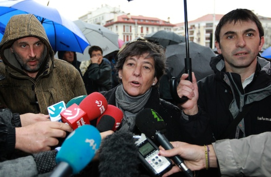 Manifestazioa hasi aurretik adierazpenak egin ditu Laura Mintegik kazetarien aurrean. (Bob EDME/ARGAZKI PRESS)