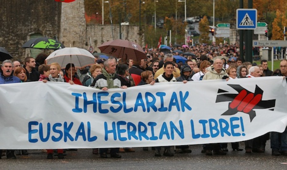Iheslariak Euskal Herrian libre bizitzearen aldeko pankarta. (Bob EDME/ARGAZKI PRESS)