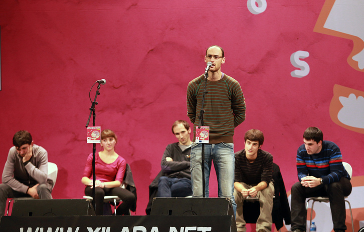 Amets Arzallus kantuan, gainontzeko finalistak atzean dituela. (Bob EDME/ARGAZKI PRESS)