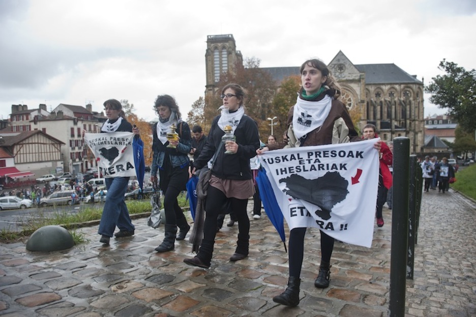 Presoen etxeratzea eskatzen duten izarak ere presente Baionako manifestazioan. (Jon URBE/ARGAZKI PRESS)