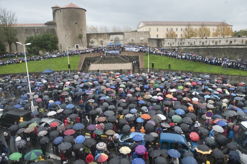 Euriak aterkiak irekitzera behartu Baionako manifestariak. (Jon URBE/ARGAZKI PRESS)