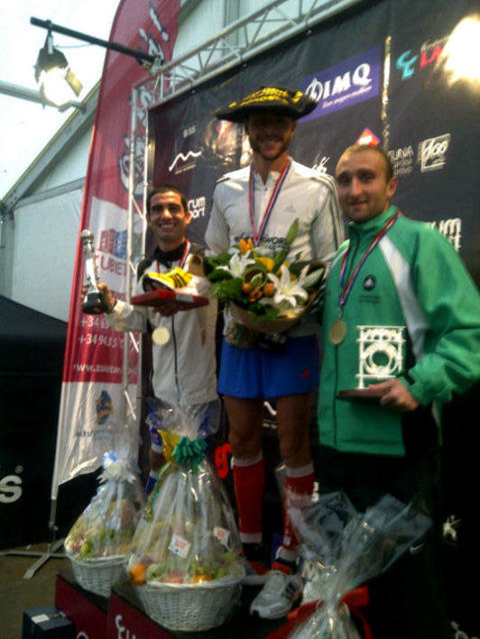 Podio de la Behobia en categoría masculina. (Clud Deportivo Fortuna)