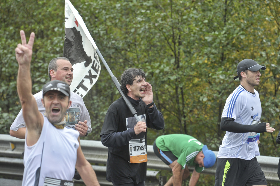 Presoen aldeko aldarri ugari ikusi dira ibilbide osoan zehar. (Lander F. ARROIABE / ARGAZKI PRESS)