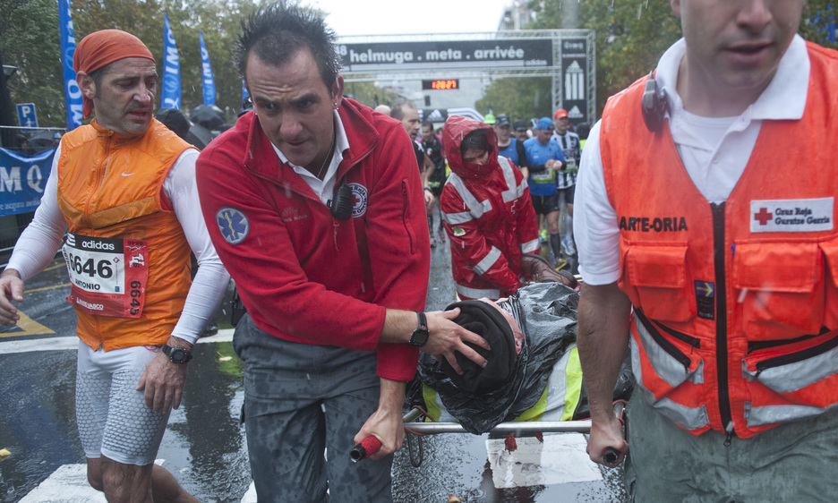 Helmugako gunea erori egin da eta lagun bat zaurituta eraman dute osasun zerbitzuek. (Jon URBE / ARGAZKI PRESS) Helmugako gunea erori egin da eta lagun bat zaurituta eraman dute osasun zerbitzuek. (Jon URBE / ARGAZKI PRESS)