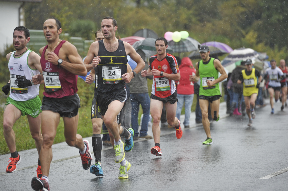 Korrikalariek euria eta hotzari aurre egin behar izan diote. (Lander F. ARROAIBE / ARGAZKI PRESS)