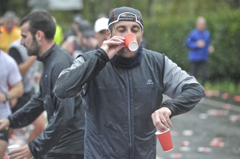Los atletas recuperan fuerzas en el avituallamiento. (Lander F. ARROIABE / ARGAZKI PRESS)