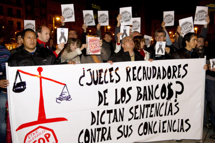 Protesta contra los desahucios en Iruñea. (Idoia ZABALETA/ARGAZKI PRESS)