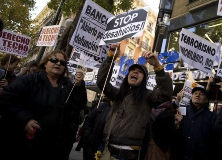 Protesta frente a la sede del PP en contra de los desahucios. (Pierre-Philippe MARCOU/AFP)
