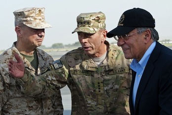 De izquierda a derecha el comandante de las tropas en Afganistán, John Allen, el ex director de la CIA, David Petraeus,  y el secretario de Defensa de los Estados Unidos, Leon Panetta, en una foto de archivo tomada en julio de 2011. (Paul J. RICHARDS/AFP)