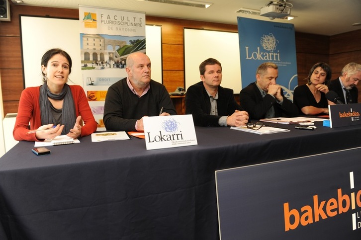Representantes de Bake Bidea, de Lokarri y de la Universidad han presentado el Foro de Baiona. (Gaizka IROZ)