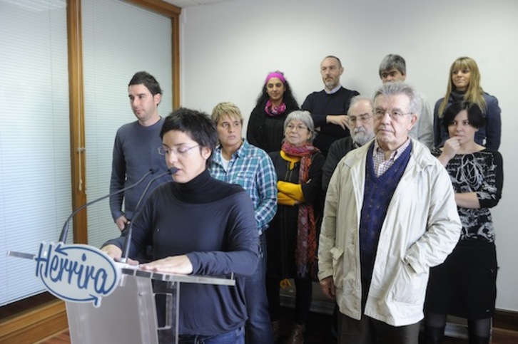 Esther Compains medikua, manifestazioaren beste bultzatzaile batzuekin batera, Bilbon. (ARGAZKI PRESS)