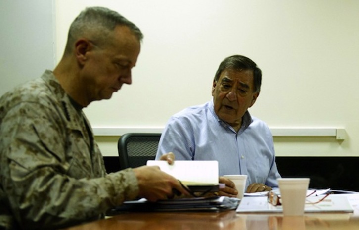 El general John Allen, junto a Leon Panetta, en una imagen de archivo. (Jim WATSON/AFP PHOTO)
