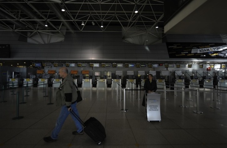 Lisboako aireportuak greba egunaren harira hartu duen itxura. (Miguel RIOPA/AFP)
