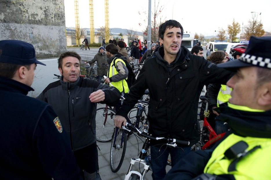 Peio Martinez de Eulate Iruñeko Udaleko Bilduko zinegotziak bizipiketean parte hartu du. (Idoia ZABALETA/ARAZGKI PRESS)