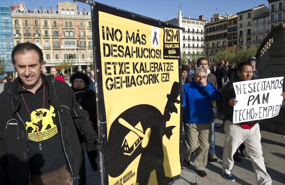 Iruñeko oinarrizko eskubideen aldeko mugimenduak antolatutako irudiaren protesta. (Jagoba MANTEROLA/ARGAZKI PRESS)