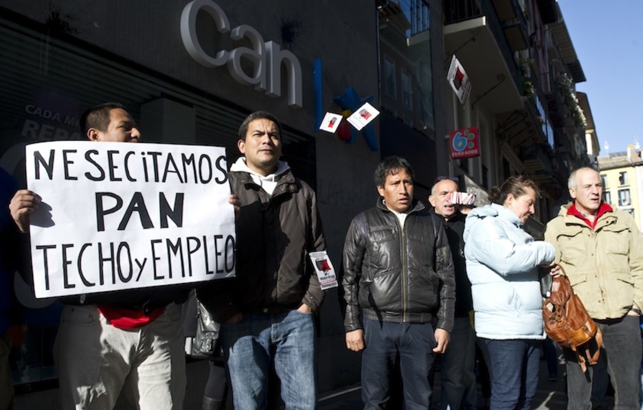 Oinarrizko eskubideak aldarrikatu dituzte greba orokorraren harira Iruñean egin duten protestan. (Jagoba MANTEROLA/ARGAZKI PRESS)