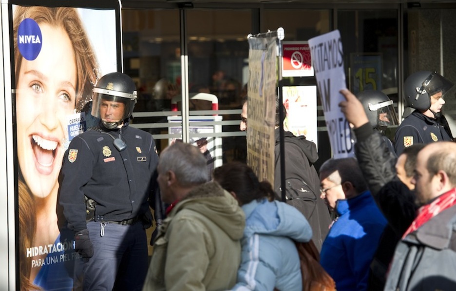 Tentsio uneak bizi izan dira Iruñean manifestari eta polizien artean. (Jagoba MANTEROLA/ARGAZKI PRESS)