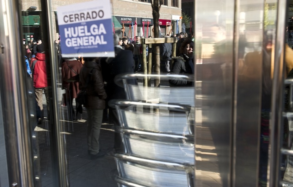 Hainbat lantokik itxi dute CCOO eta UGTk deitutako greba orokorraren harira. (Jagoba MANTEROLA/ARGAZKI PRESS)