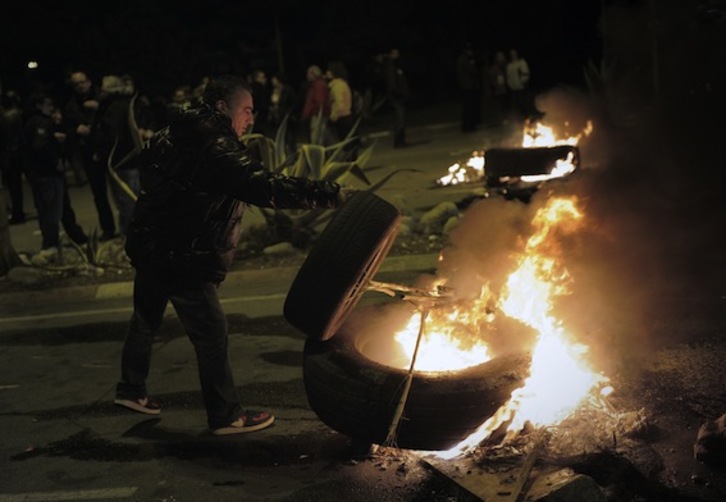 Barricada a medianoche en la entrada de Mercabarna. (Josep LAGO/AFP PHOTO)