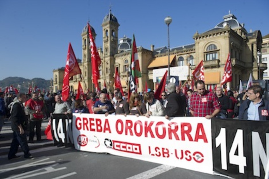 Ordezkari sindikalak eta langileak, Donostian, Alderdi Ederretik pasatzen. (Andoni CANELLADA/ARGAZKI PRESS)